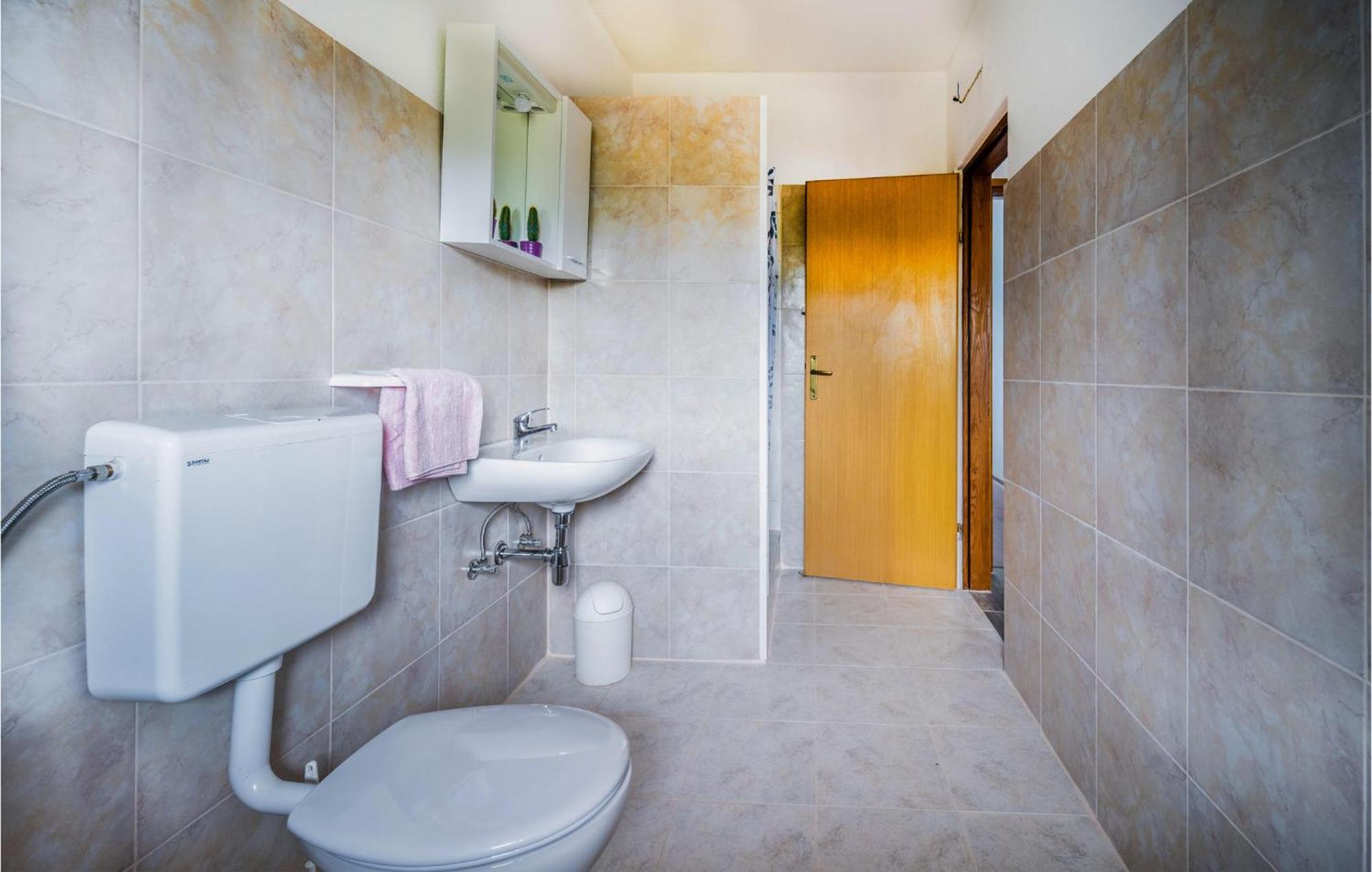 Amazing Apartment In Krnica With Kitchen Kültér fotó