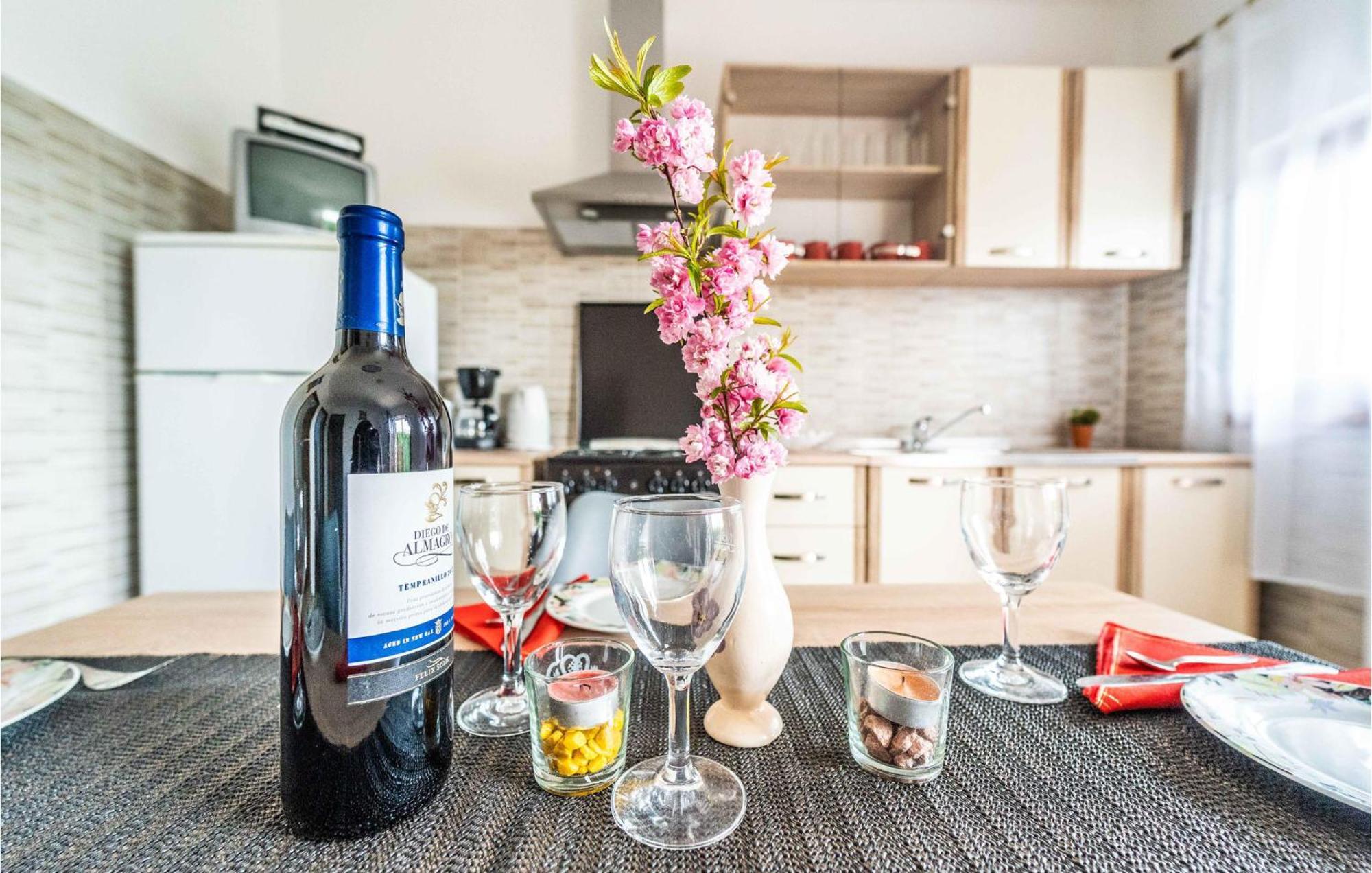 Amazing Apartment In Krnica With Kitchen Kültér fotó